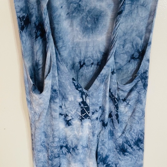 𝅺INTERI Open Back Pattern Gym Top - Picture 8 of 10